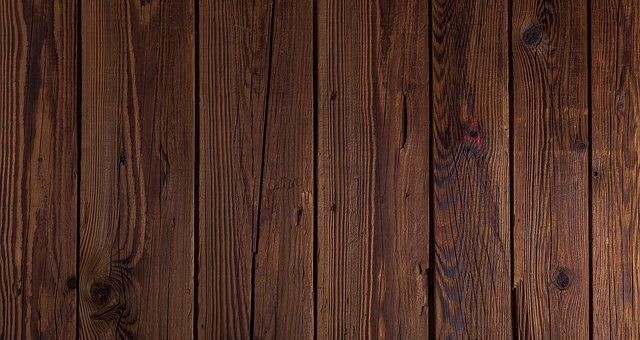 Sztacheta kompozytowa a drewniana